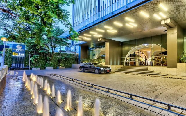 Отель Doubletree By Hilton Sukhumvit Бангкок вид на фасад