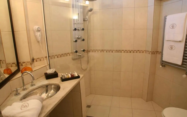 La Sirenuse Lake Suites