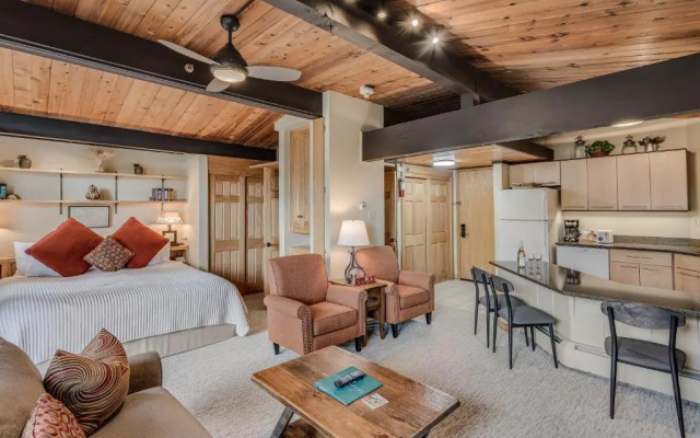 Laurelwood Condominiums Studio Premier Unit 308
