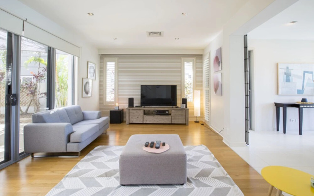 Gold Coast Luxury Waterfront House