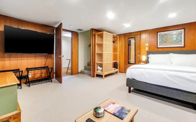 Bright 1BR Near UW & Local Parks