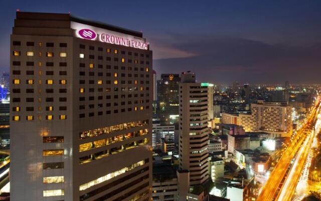 Отель Crowne Plaza Bangkok Lumpini Park Таиланд, Бангкок - отзывы, цены и фото номеров - забронировать отель Crowne Plaza Bangkok Lumpini Park онлайн вид на фасад