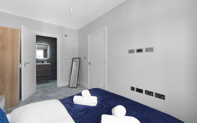 4BDR 3BA Family Home Garden in Isleworth