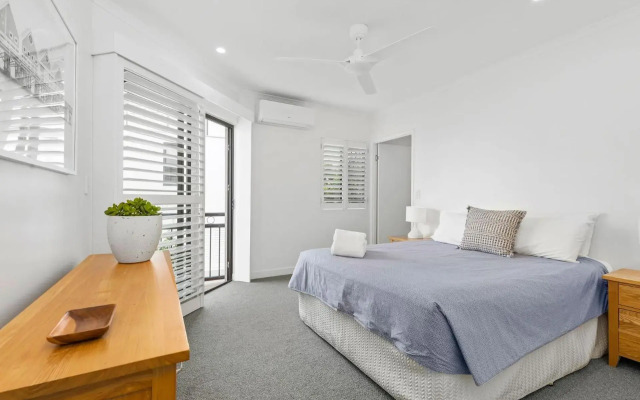 6 Seabreeze Spacious Newly Renovated Apartment with Ocean Views