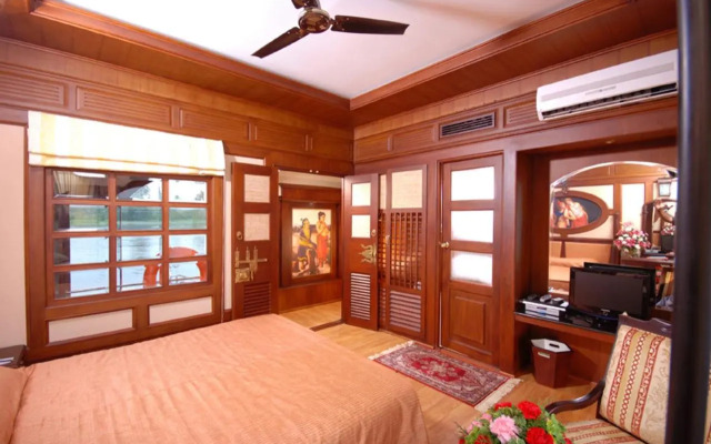 Sterling House boat Lake Palace Alleppey