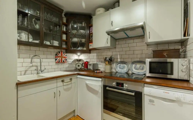 Heart Of Rose Street Quirky Antique Apartment