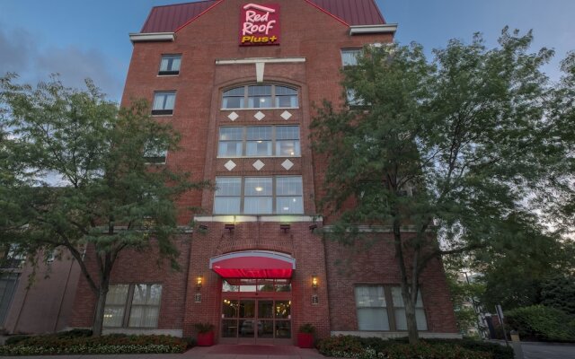 Отель Red Roof Inn PLUS+ Columbus Downtown - Convention Center вид на фасад