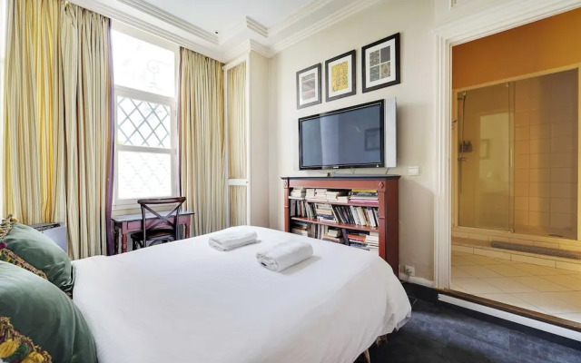 Historic Elegance in the Heart of Marais - 6p/2br