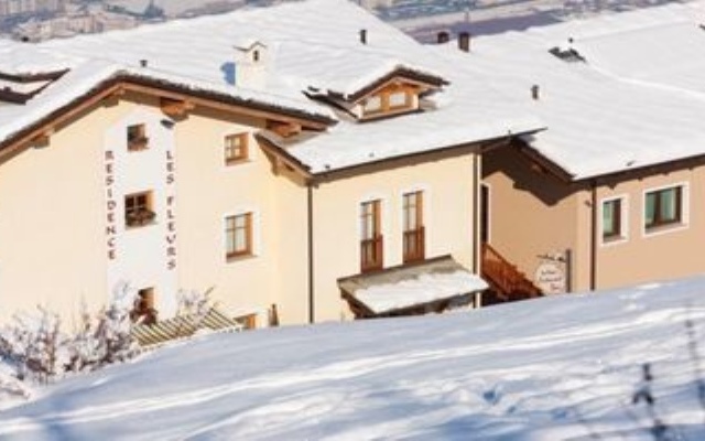 Отель Residence Les Fleurs Италия, Грессан - отзывы, цены и фото номеров - забронировать отель Residence Les Fleurs онлайн вид на фасад