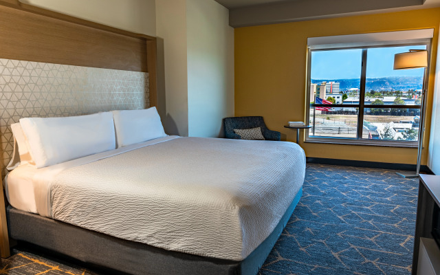 Holiday Inn & Suites Oakland Airport by IHG