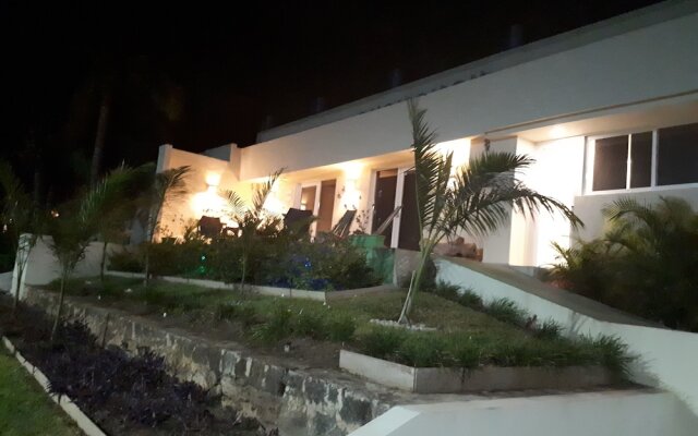 Отель Brisas 10 Beachside Suites вид на фасад