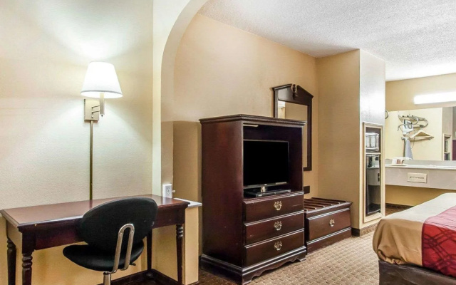 Econo Lodge Inn & Suites