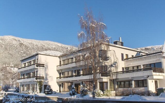 Отель Innvik Fjordhotel - Misjonheimen вид на фасад