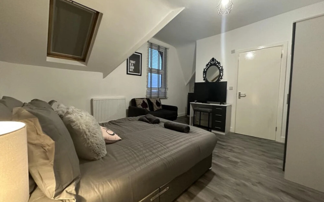 6 Bedroom 5 Shower rm House in Central Nottingham