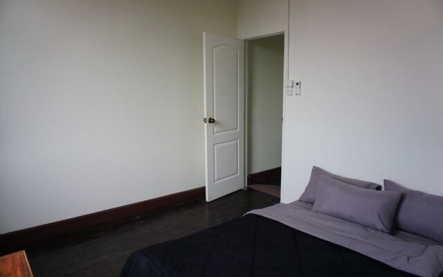 S L A Bar N'bed - Hostel Бангкок комната для гостей