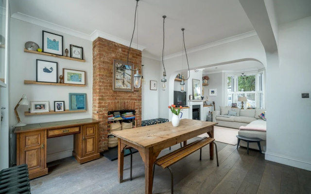 Altido Homely 4-Bed House W/ Terrace In Wandsworth