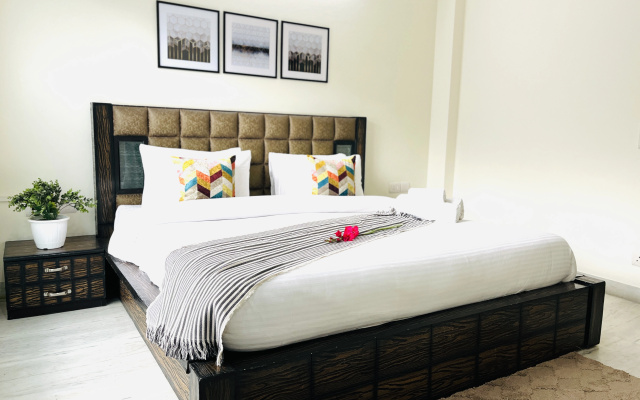 Bluo Classic - 2 Bhk Dlf Golf Course - Balcony, Lift