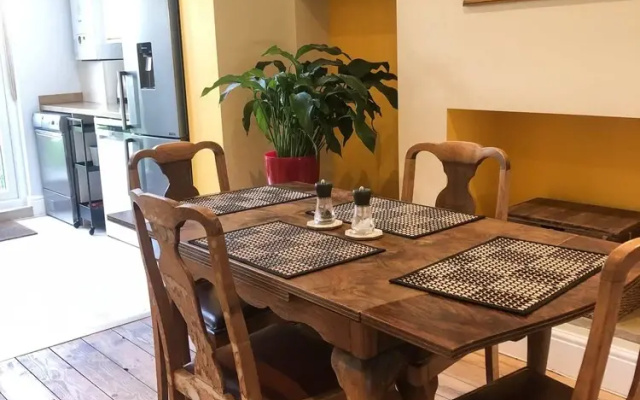 Cheerful 2 Bedroom Family Home With Private Garden