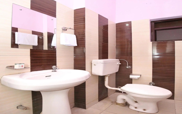 OYO 11886 Hotel Crystal