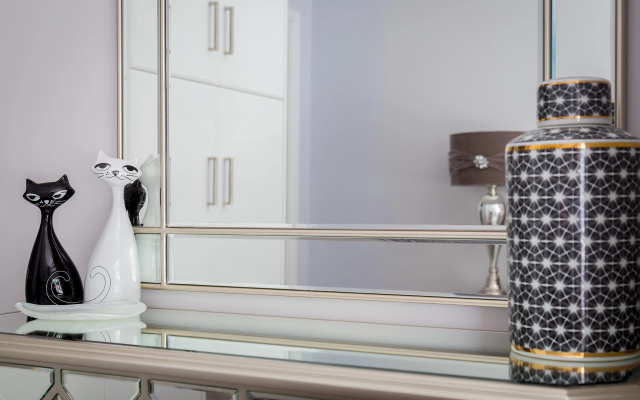 Sophisticated modern 2-bed 2-bath on Cromwell rd