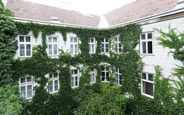 Отель Pension Kraml Вена вид на фасад