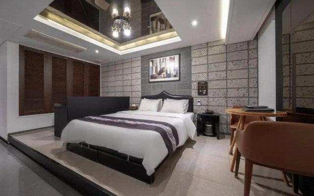 Lovely 3-BHK holiday home with free parking