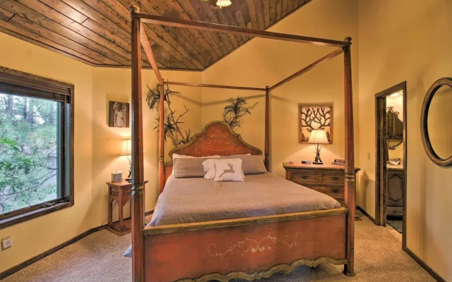 Centrally Located: Lavish Pinetop Paradise!
