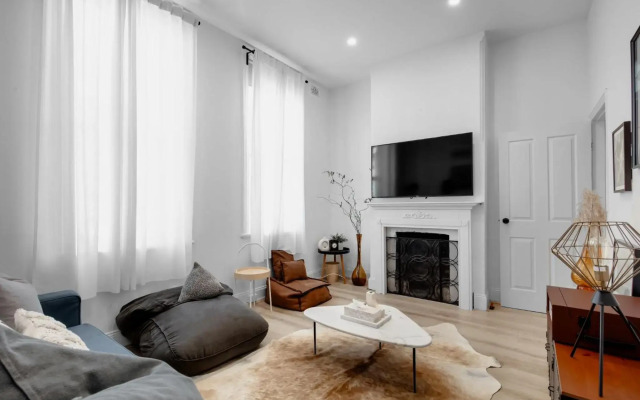 Your home on Smith St Collingwood (With Parking)