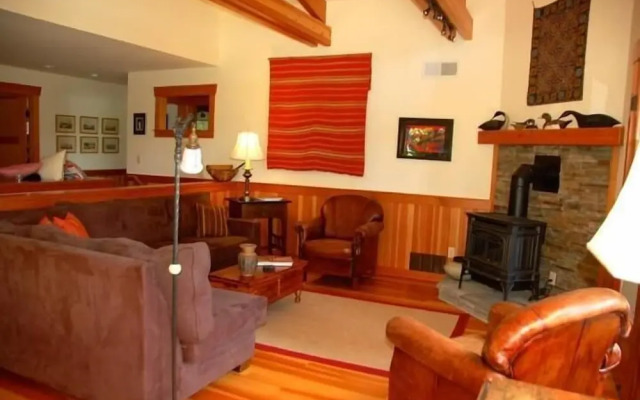 Goss Lake Chalet