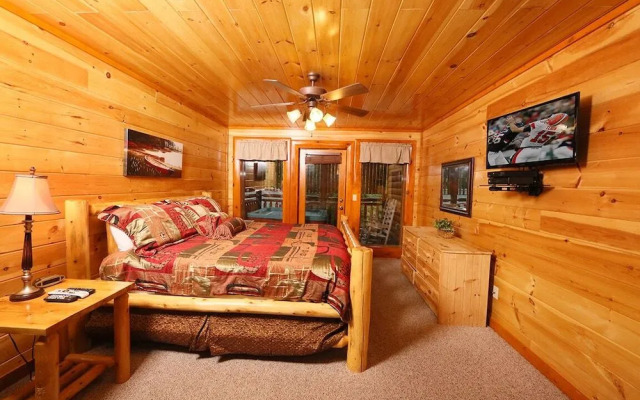 Mountain Movie Inn 6 Br cabin by RedAwning