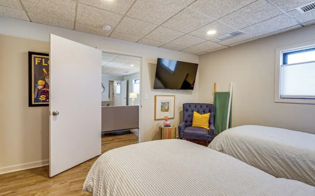 Between Restaurant & Brewery! Chic Perrysburg Apt