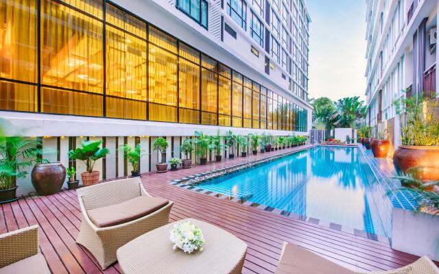 Mida Hotel Ngamwongwan вид на фасад
