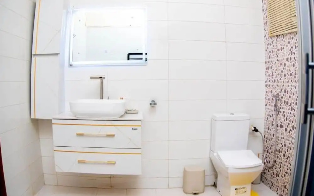 Luxury 4 BR Apt w Parking, Magodo Estate