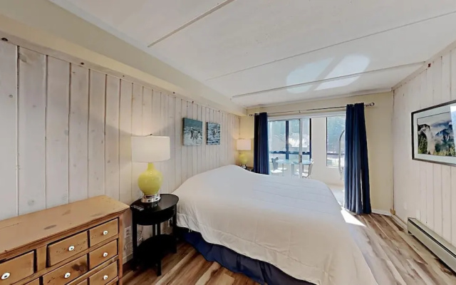 Nicely Remodeled 2 Bedrooms at 1849 Condos - Easy Access to Slopes!