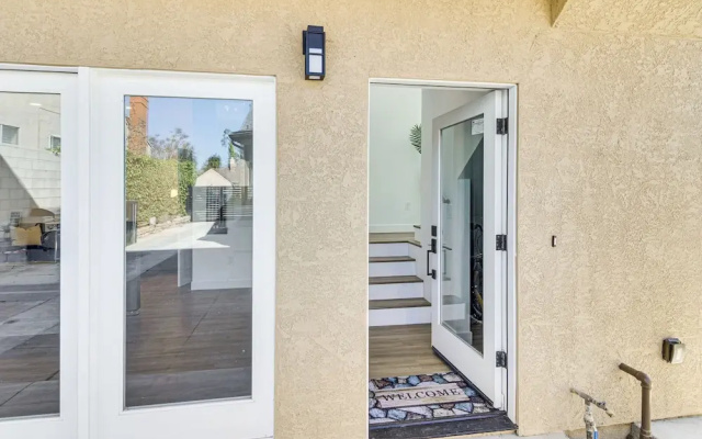 4 Mi to Sofi Stadium: Pet-friendly LA Area Home