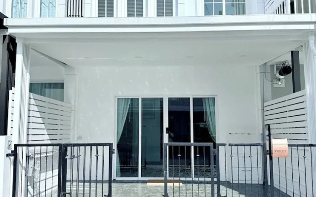 Minimalist Townhome Stay