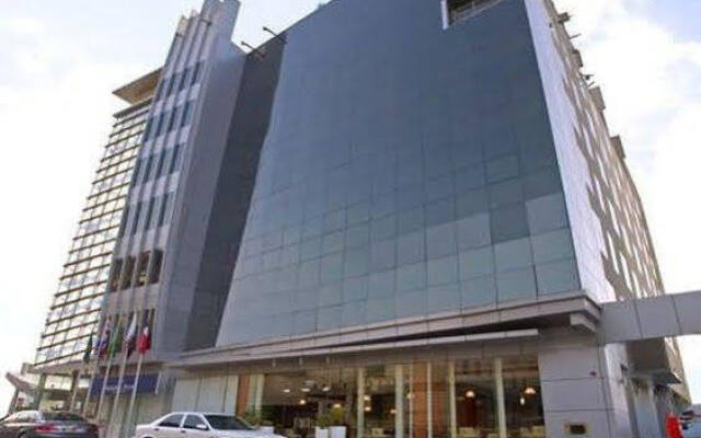 Отель Golden Tulip Suites Dubai вид на фасад