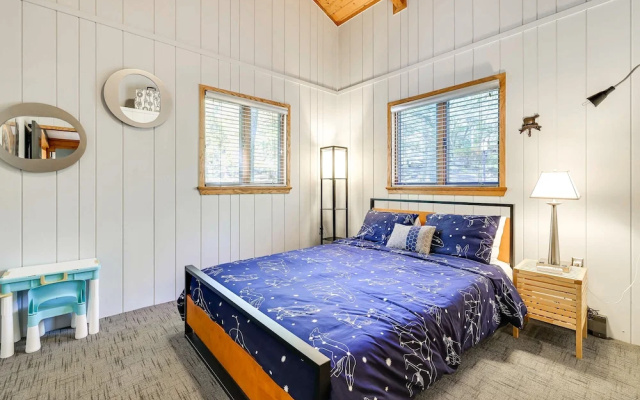 Gorgeous Bushkills Lodge w/ Pool Access!