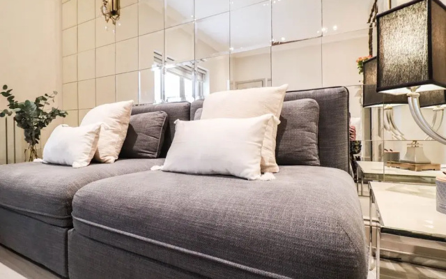 Beautiful Kensington Garden Apartment