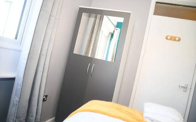 House Sleeps 8 With Garden and Parking