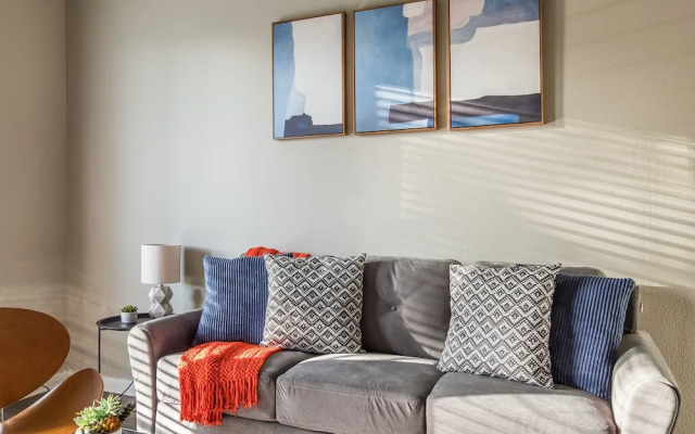 Baymeadows 2 BR Apt by Frontdesk