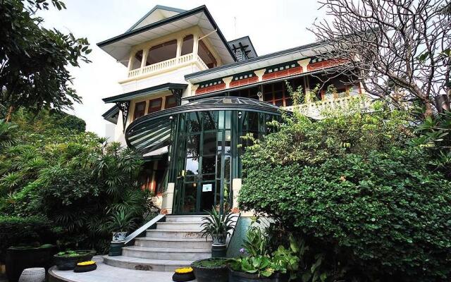 Отель Chakrabongse Villas Бангкок вид на фасад