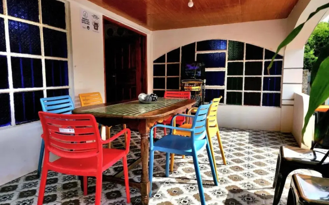 3 Bed House - Sleeps 20 - Pets - Pool - Garden