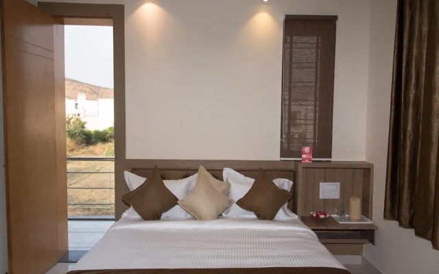 OYO 13273 Home Luxury Stay Airport Road