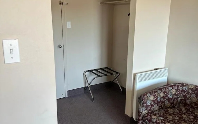 Bears Den Lounge and Motel