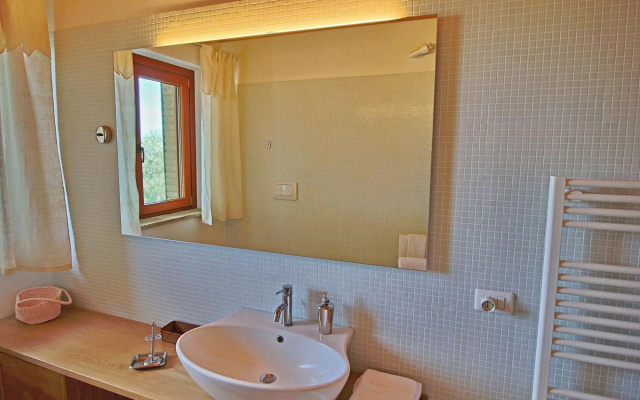Cottage in Montelabbate With Pool & Forest
