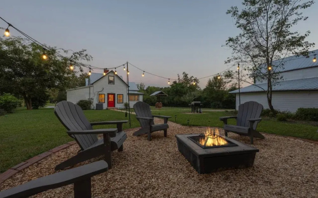 The Bulldog Farmhouse - 100+ Year old Home