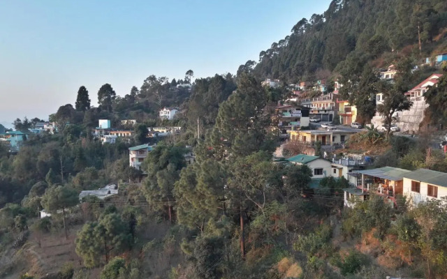 Hotel Avlokan - Near Kainchi Dham Mandir