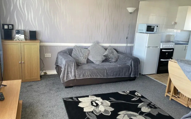 2-bed Seaside Retreat - Sleeps 5 & Parking
