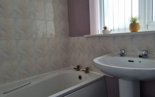 Charming 3-bed House in Leigh Siddow Common